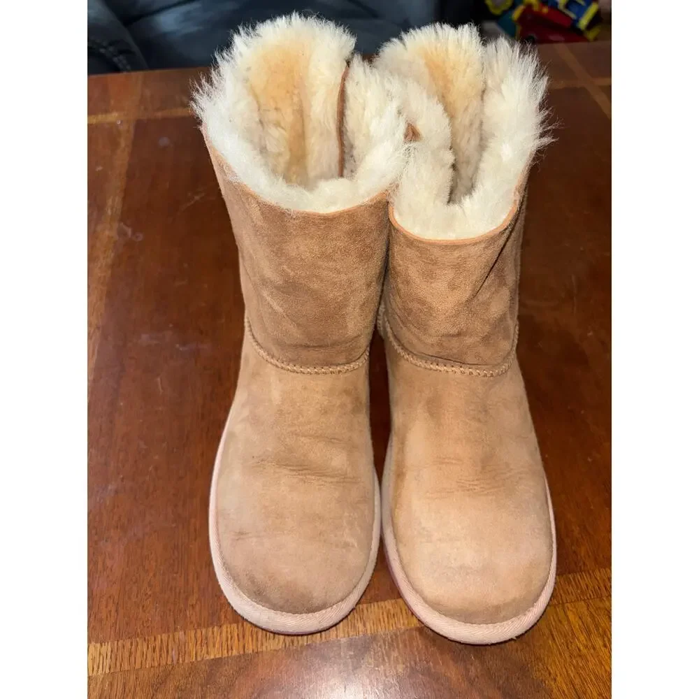 UGG kids’ Bailey Bow II chesnut brown and pink boots with bows on back (size 5)
